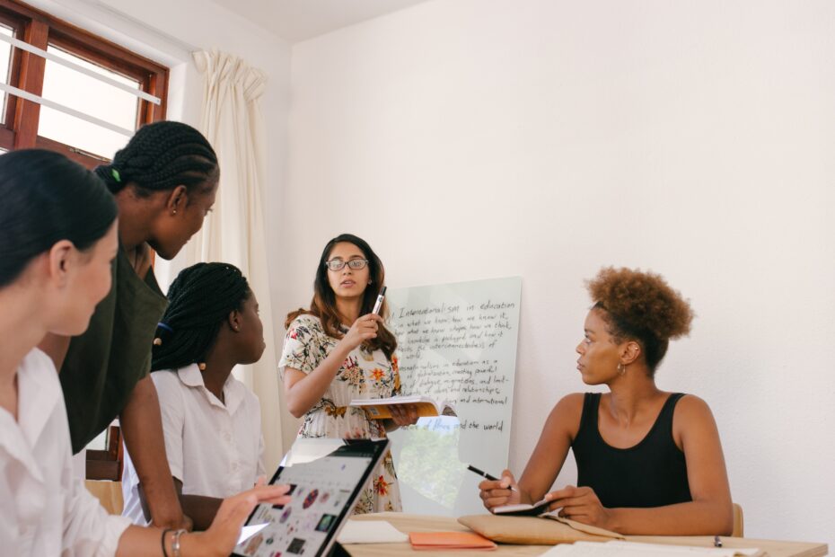 equipo de trabajo colaborando en un ambiente moderno y dinámico